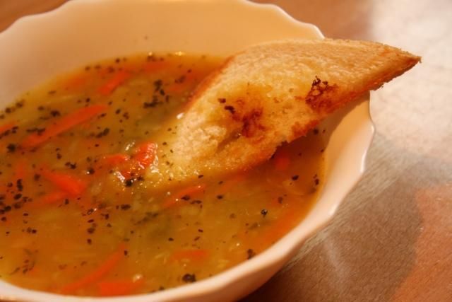 Ogórkowa bez mięsa z tostem czosnkowym Ogórkowa bez mięsa z tostem czosnkowym