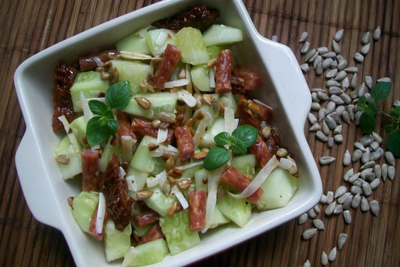 Ogórkowa sałatka z kabanoskami