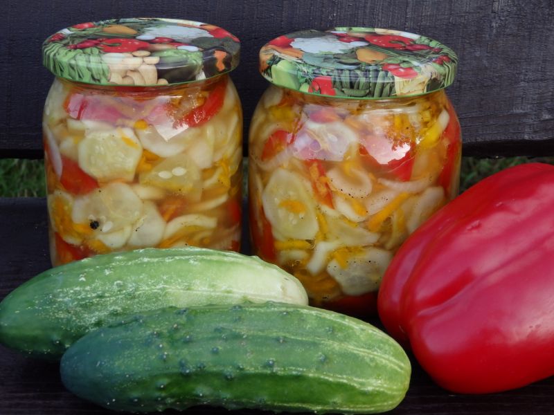 Ogórkowa sałatka z marchewką, cebula i papryką