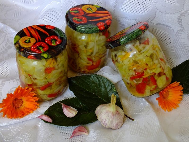 Ogórkowa sałatka z marchewką i papryką