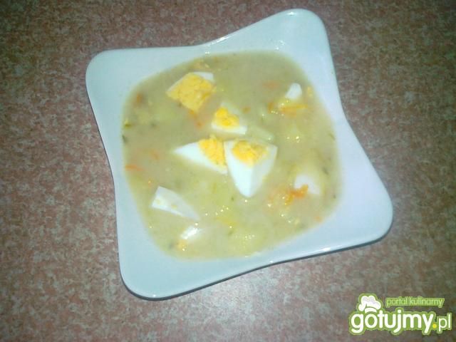 Ogórkowa z jajkiem na żurku