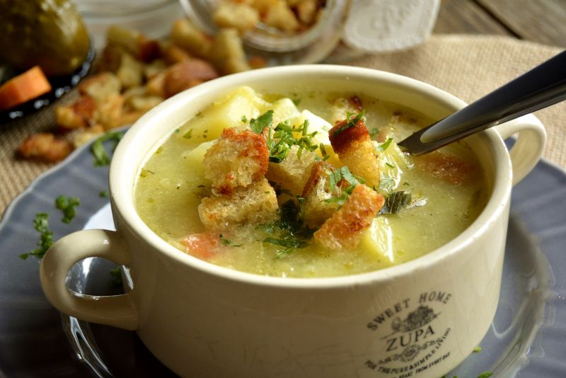 Ogórkowa z ziemniakami i grzankami