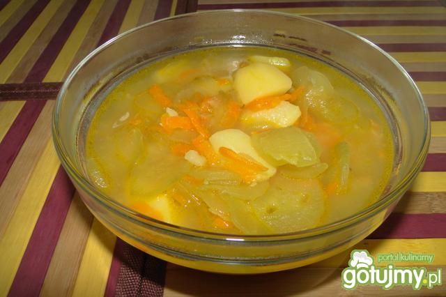 Ogórkowa z ziemniakami i marchewką.