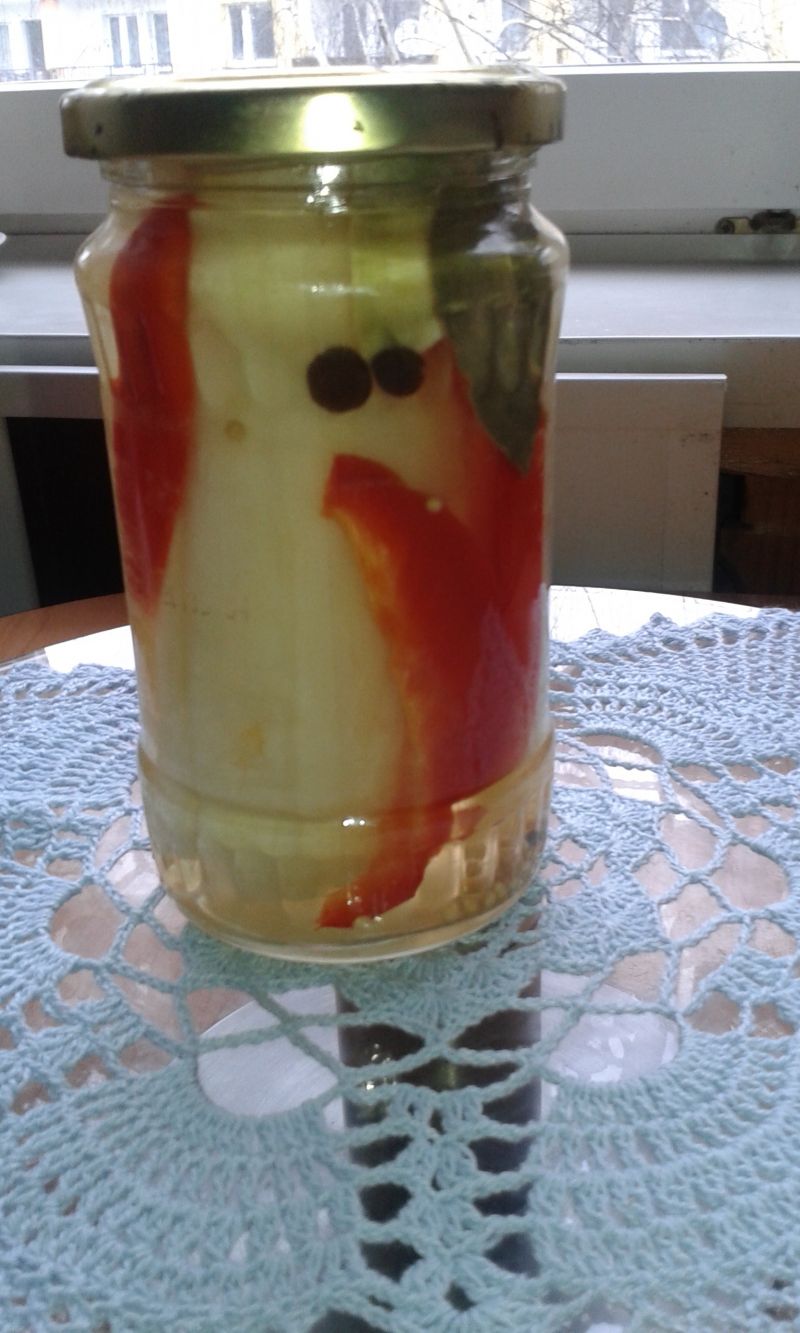 Ogórkowe pikle z papryką czerwoną