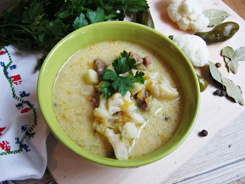 Ogórkowo-kalafiorowa z mięsną wkładką Ogórkowo-kalafiorowa z mięsną wkładką