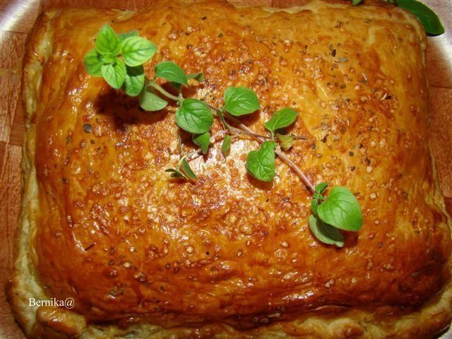 Ogromny pieróg z ciasta francuskiego