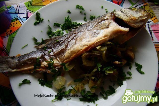 Okoń morski z duszoną cebulą Okoń morski z duszoną cebulą