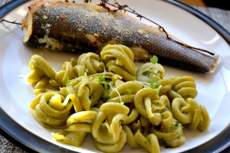 Okoń morski z makaronem szpinakowym  Okoń morski z makaronem szpinakowym