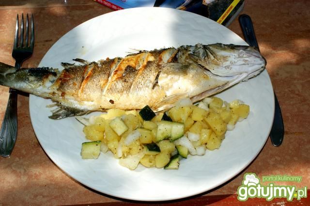 Okoń morski z sałatką ziemniaczaną