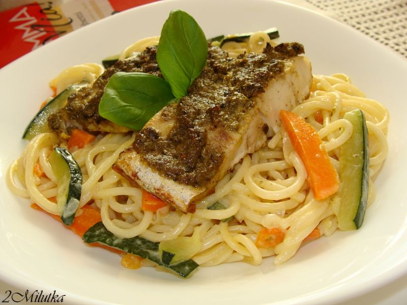 Okoń nilowy na makaronie z warzywami Okoń nilowy na makaronie z warzywami