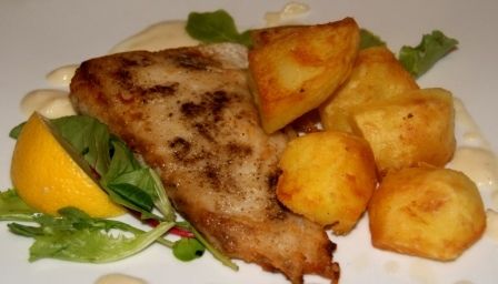 Okoń nilowy z sosem chrzanowo-jabłkowym