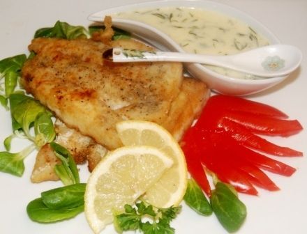 Okoń nilowy z sosem koperkowym 