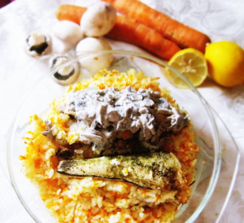 Okoń pieczony na ryżu z sosem pieczarkowym Okoń pieczony na ryżu z sosem pieczarkowym