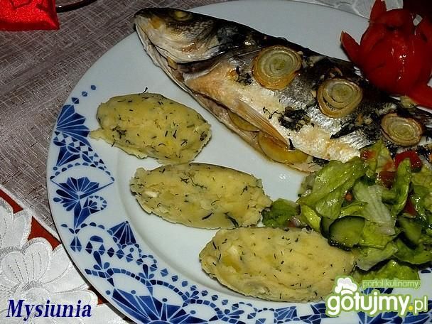 Okoń w maśle czosnkowo – koperkowym