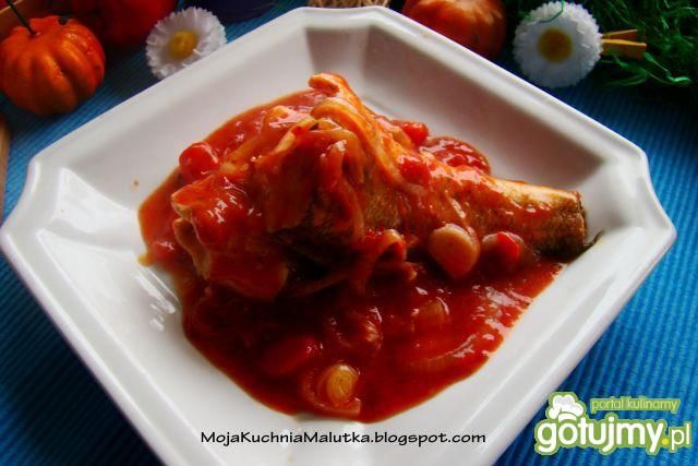 Okoń w pomidorach z warzywami 