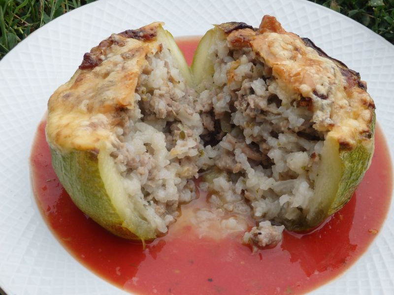 Okrągła cukinia faszerowana mięsem i ryżem