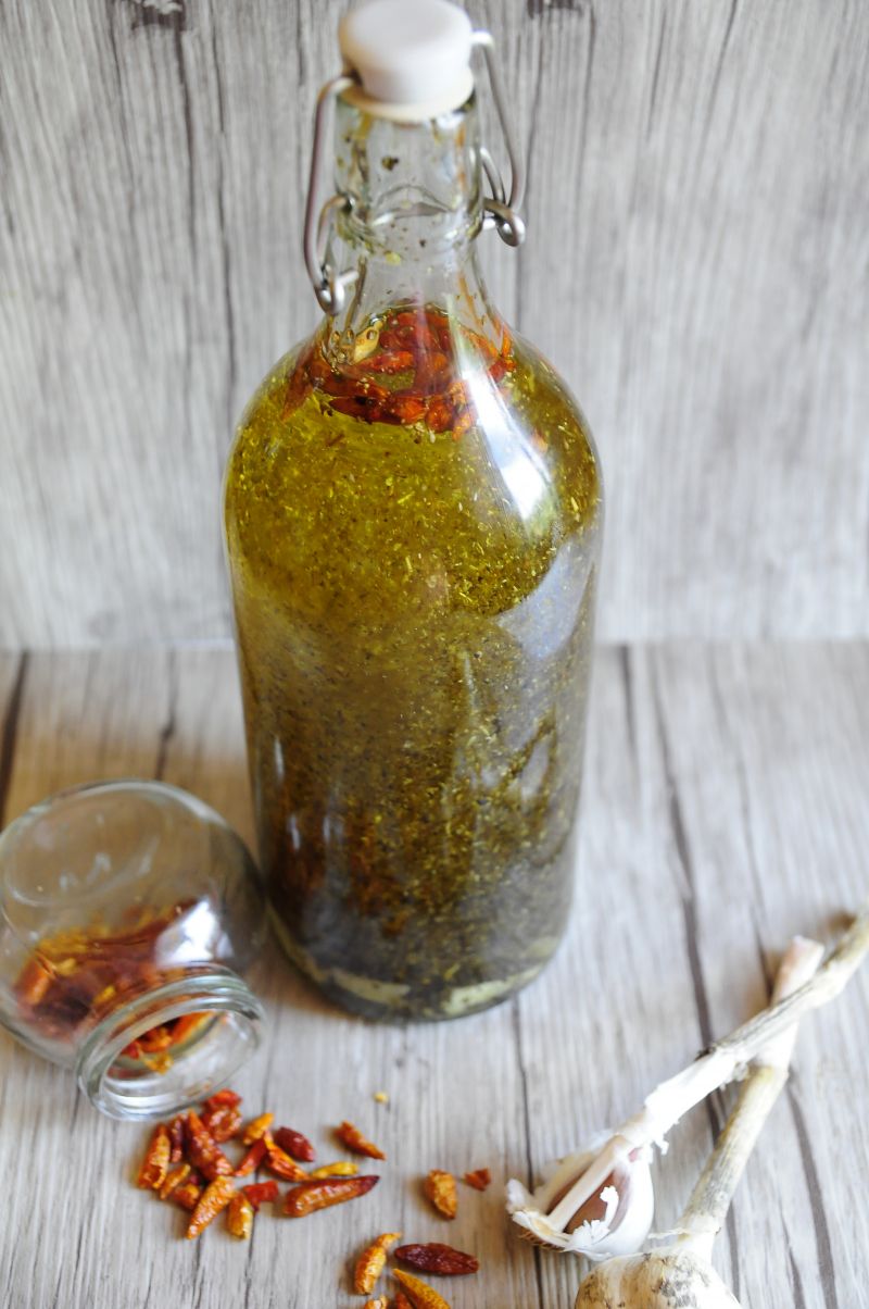Olej chilli z ziołami Olej chilli z ziołami