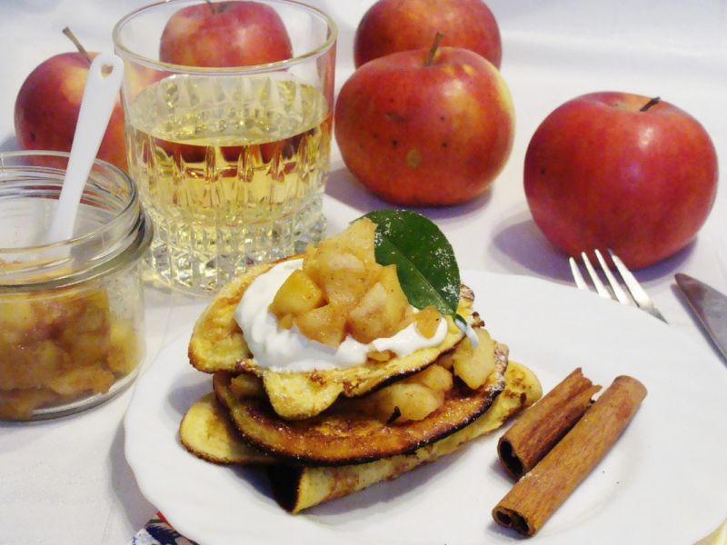 Omleciki w wersji mini z prażonymi jabłkami
