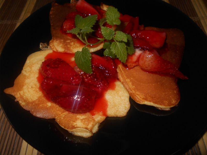 Omleciki z karmelizowanymi truskawkami Omleciki z karmelizowanymi truskawkami