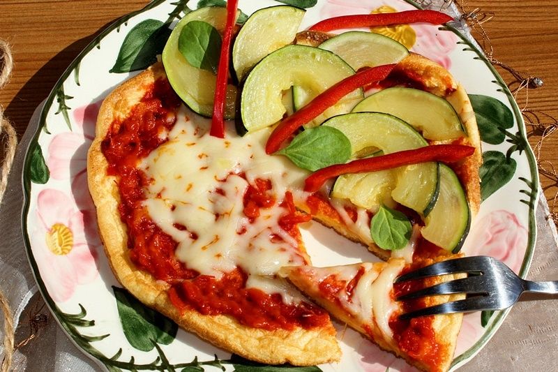 Omlet biszkoptowy z ajvarem, cukinią i serem