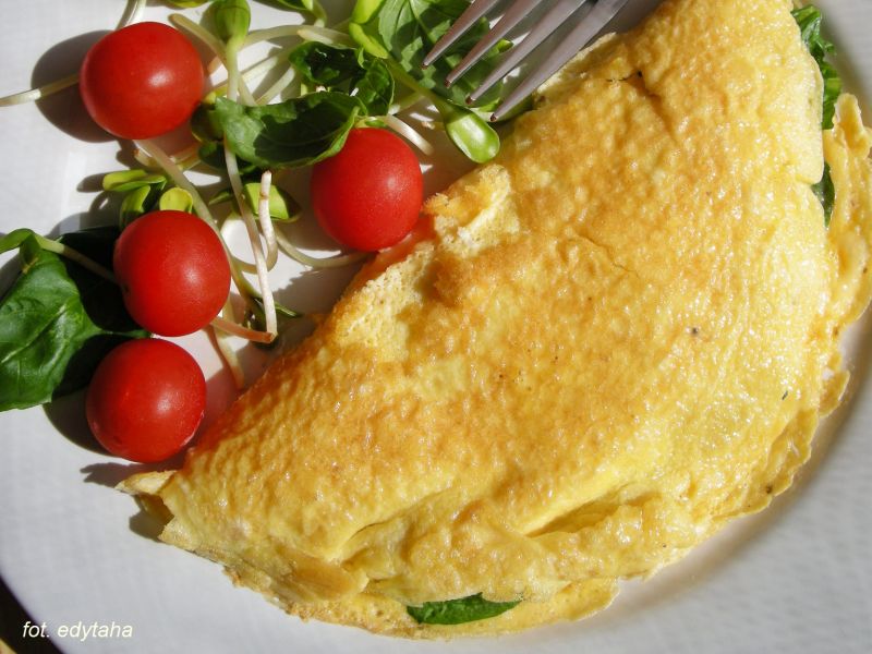 Omlet francuski ze szpinakiem i cheddarem