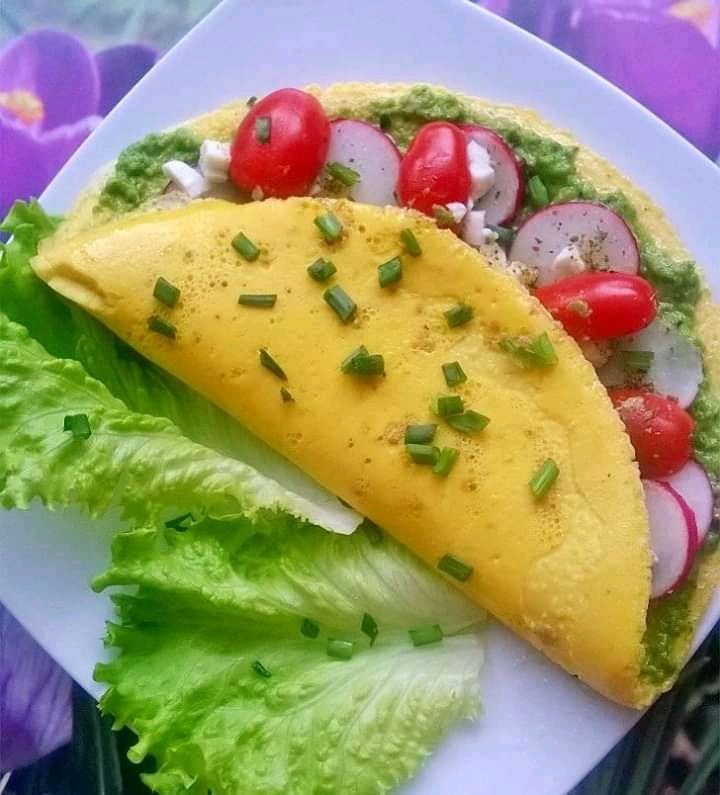 Omlet jajeczny z pesto, rzodkiewką i pomidorkami  Omlet jajeczny z pesto, rzodkiewką i pomidorkami