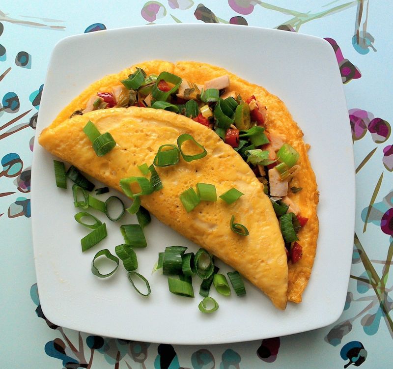Omlet jajeczny z pieczoną piersią i papryką Omlet jajeczny z pieczoną piersią i papryką