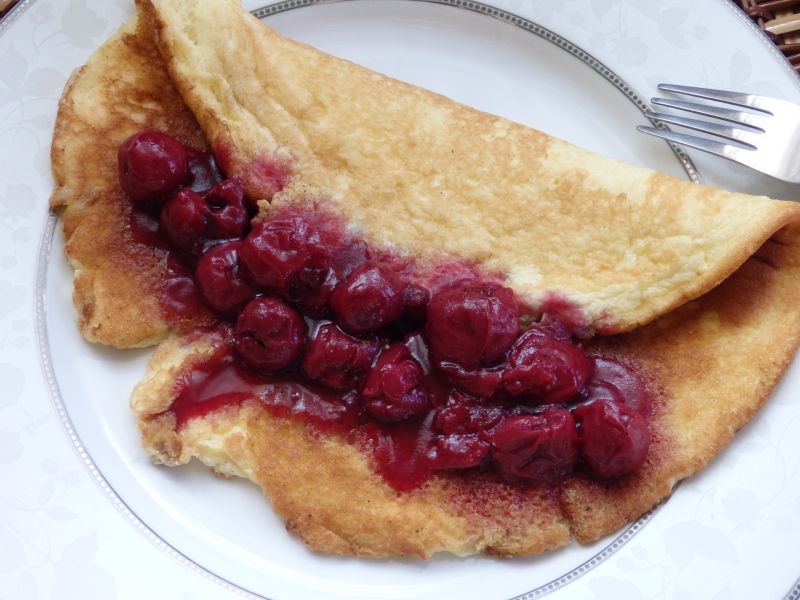 Omlet kokosowy z frużeliną wiśniową