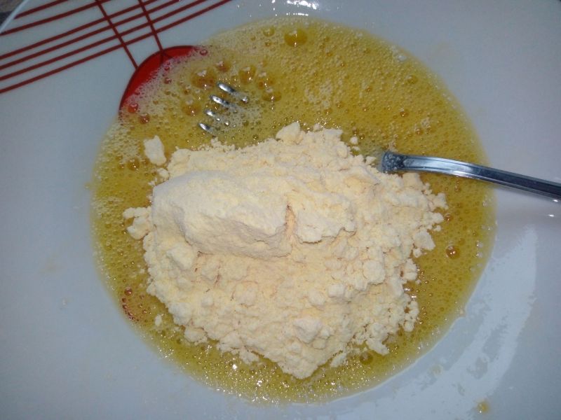 Omlet kukurydziany z orzechami i słonecznikiem