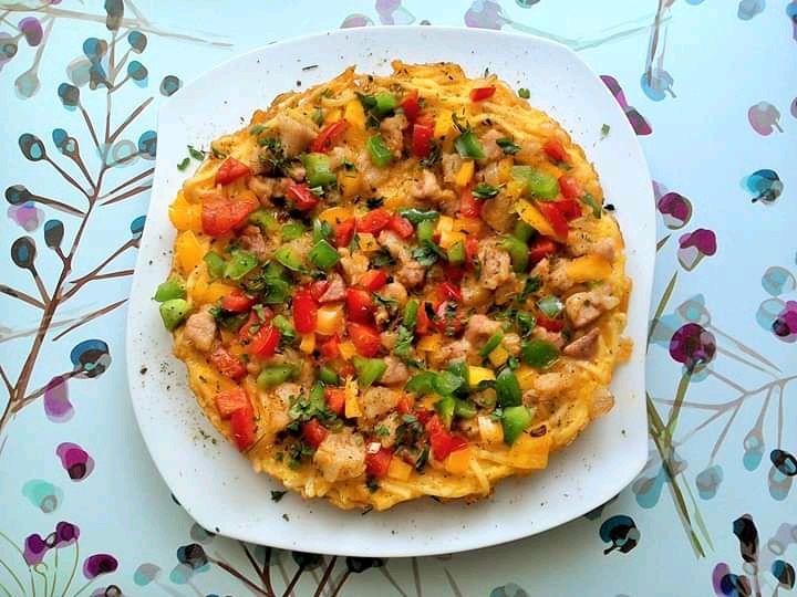 Omlet makaronową z boczkiem i papryką Omlet makaronową z boczkiem i papryką