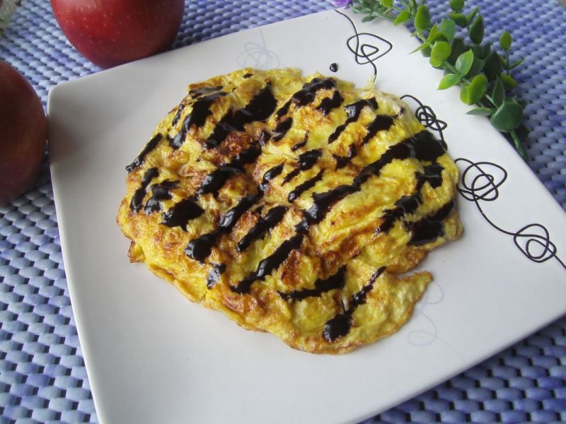 Omlet na słodko z jabłkiem i sosem czekoladowym Omlet na słodko z jabłkiem i sosem czekoladowym