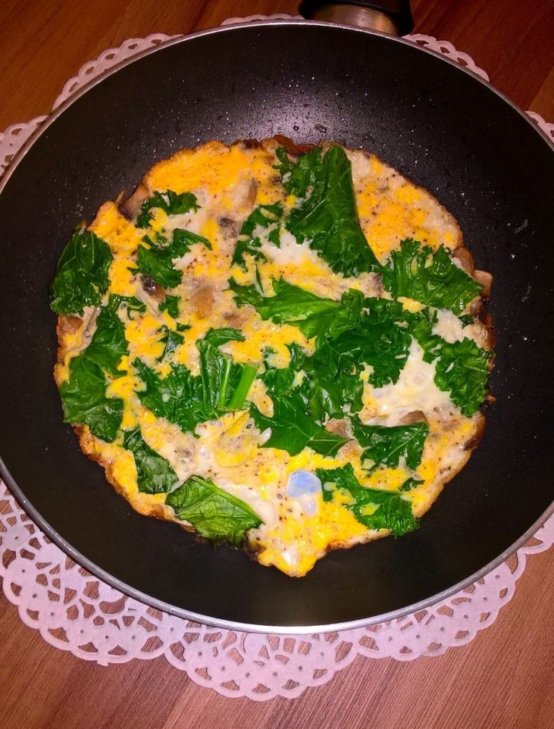 Omlet na zielono (z pieczarkami)  Omlet na zielono (z pieczarkami)