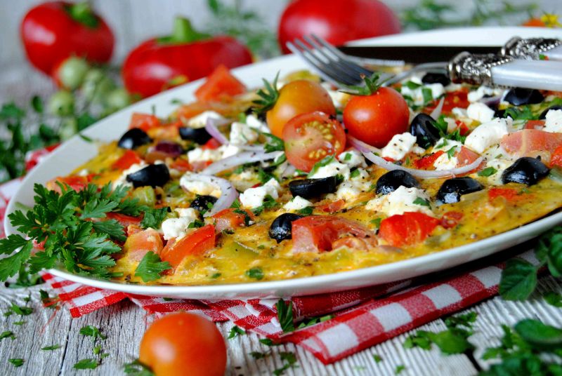 Omlet „sałatka grecka” Omlet „sałatka grecka”