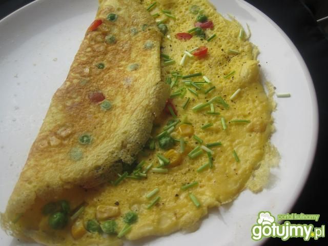 Omlet śniadaniowy z jarskimi dodatkami Omlet śniadaniowy z jarskimi dodatkami