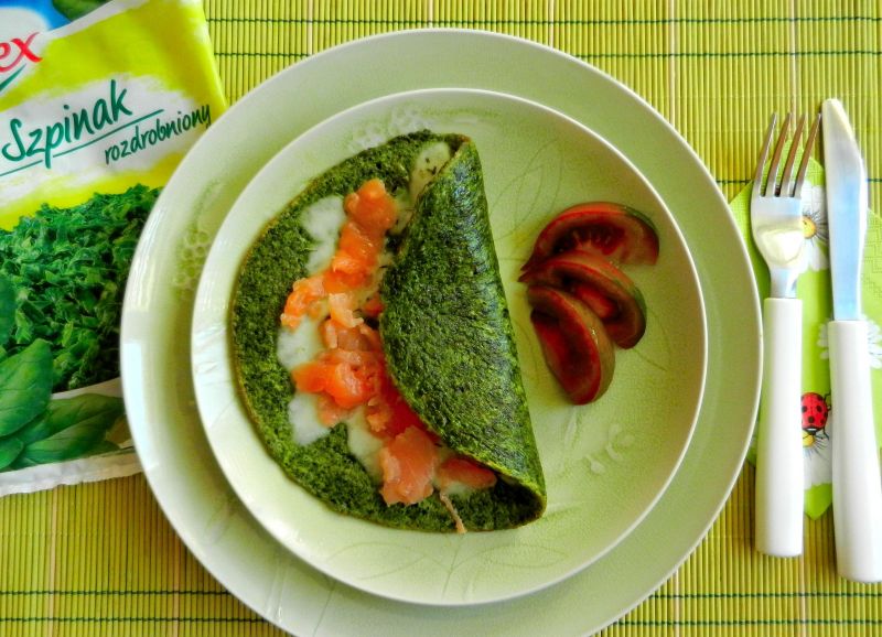 Omlet szpinakowy z łososiem wędzonym i mozzarellą