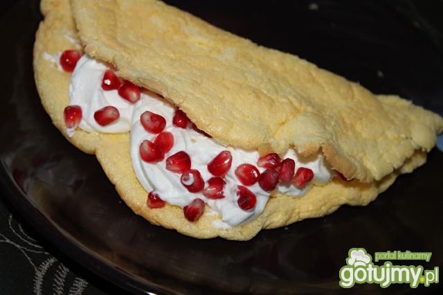 Omlet z bitą śmietaną i granatem  Omlet z bitą śmietaną i granatem