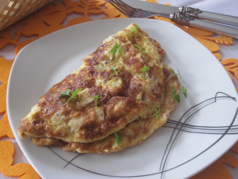 Omlet z boczkiem, serem i grzankami Omlet z boczkiem, serem i grzankami