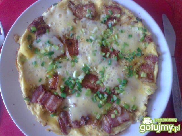Omlet z boczkiem wędzonym i żółtym serem Omlet z boczkiem wędzonym i żółtym serem