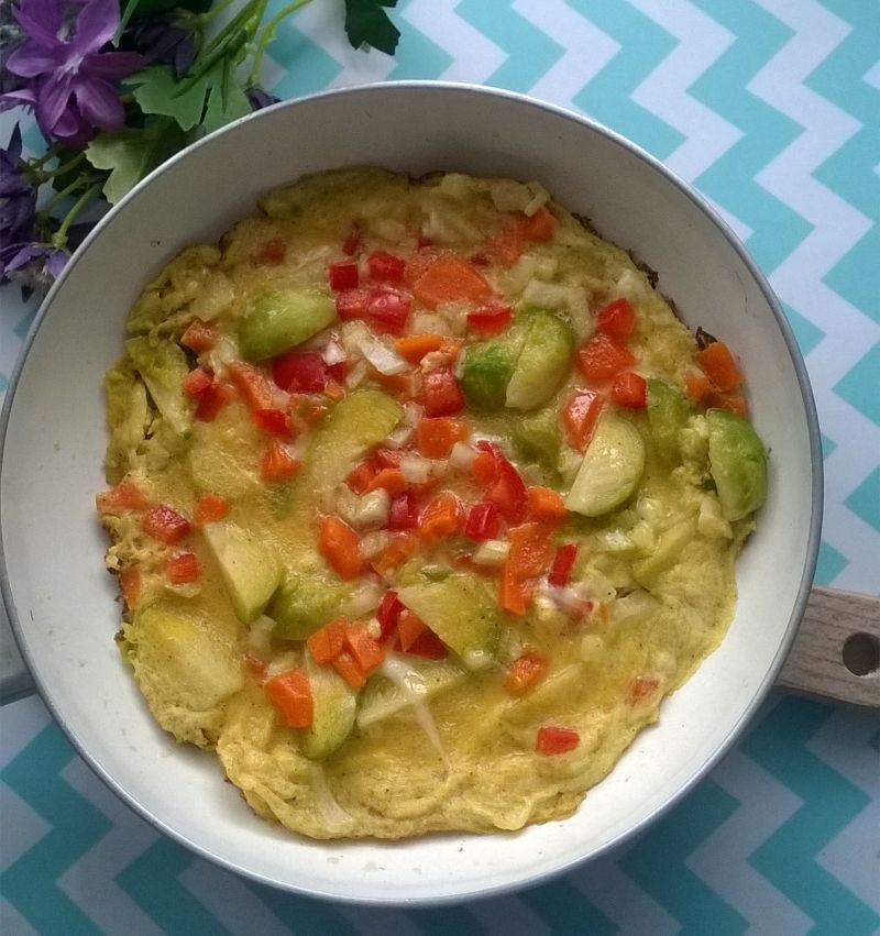 Omlet z brukselką i warzywami Omlet z brukselką i warzywami