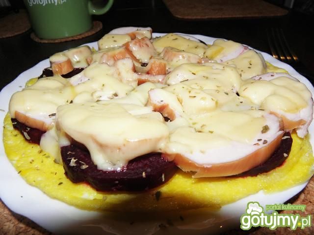 Omlet z buraczkiem i kurczakiem. Omlet z buraczkiem i kurczakiem.
