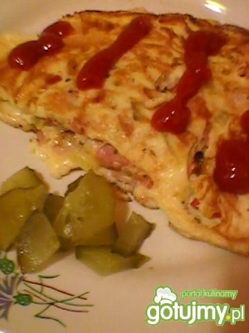 omlet z cebulą i kiełbasą