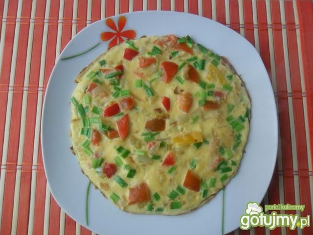 Omlet z cebulą i marynowaną papryką  Omlet z cebulą i marynowaną papryką