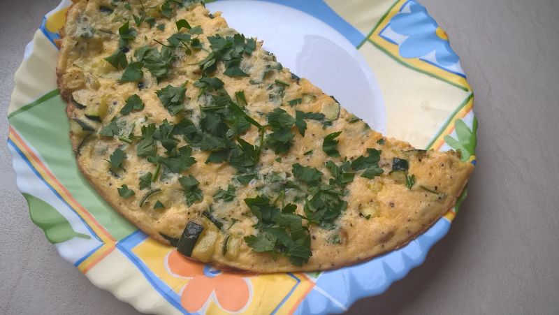 Omlet z cukinią i parmezanem Omlet z cukinią i parmezanem