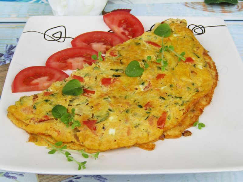 Omlet z cukinią i pomidorem