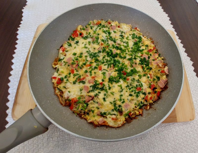 Omlet z cukinią, papryką i szynką Omlet z cukinią, papryką i szynką