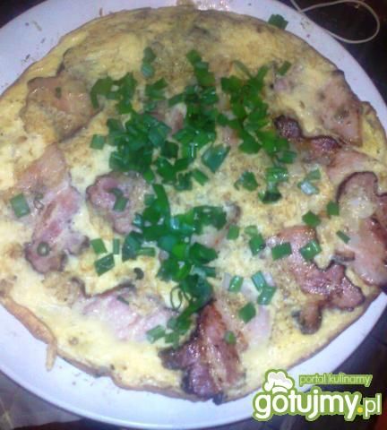 omlet z dodatkiem boczku i szczypiorku omlet z dodatkiem boczku i szczypiorku