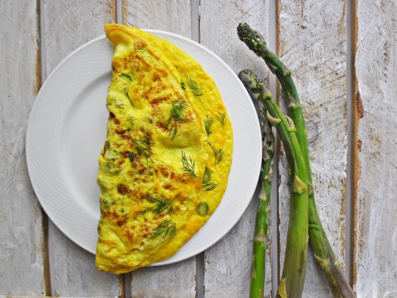Omlet z duszonymi szparagami Omlet z duszonymi szparagami