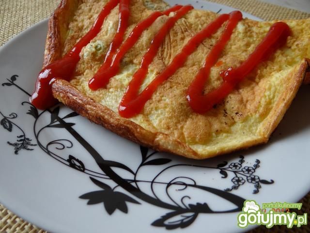 Omlet z dwóch jajek z zielonymi oliwkami