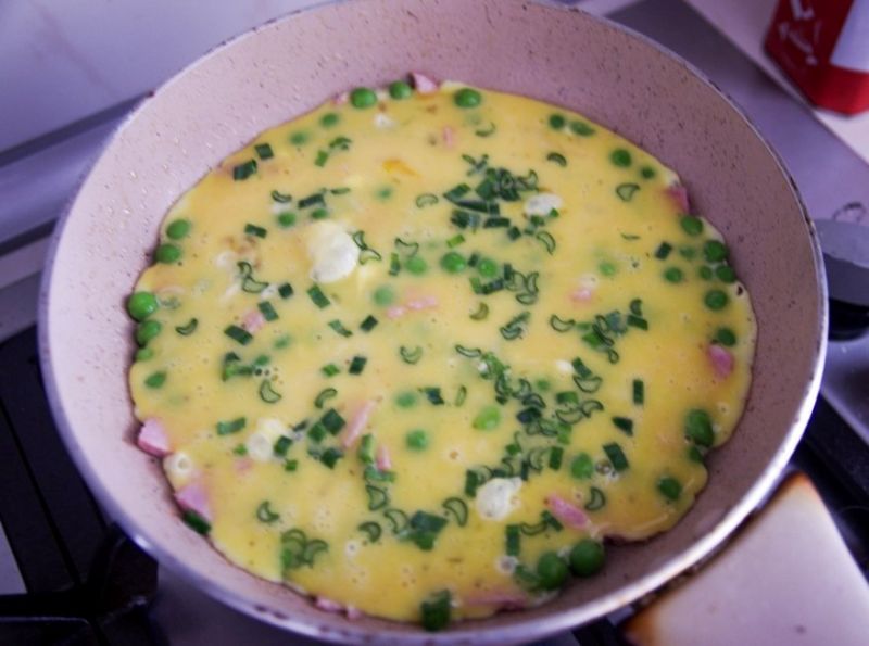 Omlet z groszkiem i szynką