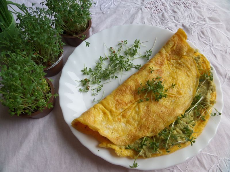 Omlet z groszkową pastą i rzeżuchą